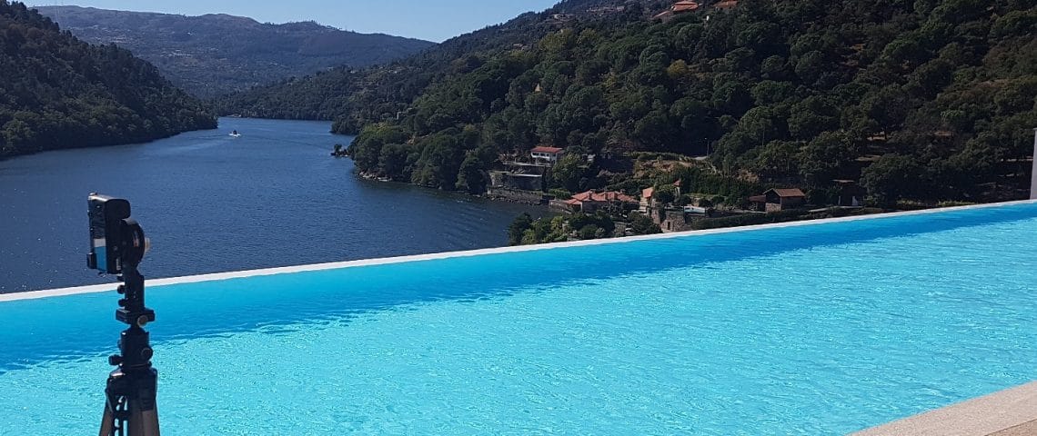 Camara fotográfica junto a piscina infinita